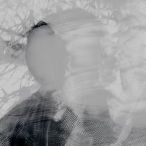 Die unsichtbaren Helfer brauchen mehr Hilfe Anonymisierte Person in schwarz-weiss. Erstmals zeigt eine Studie: Mehr als die Hälfte der Erwachsenen unterstützt einen Menschen, der psychisch erkrankt ist. Viele fühlen sich allein gelassen.