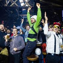 Woher die Après-Ski-Kultur kommt – und wohin sie uns führt Tanzen in der Kuhbar Arosa: «Zigezagezigezage» – «Hoi hoi hoi»: Die Stimmung in der Kuhbar oberhalb von Arosa ist am Dampfen.