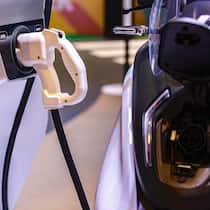 Ist ein E-Roller das Richtige für mich? Ein elektrischer Roller wird mithilfe einer Ladestation aufgeladen. In der Schweiz werden immer mehr E-Scooter gekauft. Diese Gedanken sollte man sich im Vorfeld machen.