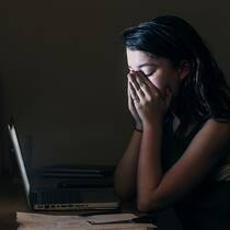 «Andere davor bewahren, sich etwas anzutun» Jugendliche sitzt verzweifelt vor Laptop