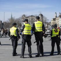 Kennen Sie Ihre Rechte gegenüber der Polizei? Vier mit einer gelben Weste bekleidete Polizistinnen und Polizisten beaufsichtigen den Sechseläutenplatz in Zürich. Was die Polizei darf und welche Rechte Bürgerinnen und Bürger haben, die von ihr kontrolliert werden, ist rechtlich festgelegt.