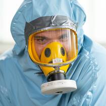 «Die erhöhte Strahlung beunruhigt mich nicht» Augenzeuge Tim Matthay, Leiter Materialbearbeitung KKW Mühleberg, im Schutzanzug am Dekontaminieren eines Rohrflanschen