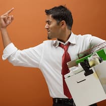 Ist eine mündliche Kündigung gültig? Ein Mann zeigt wütend den Stinkefinger, während er seine Arbeitsstelle verlässt.