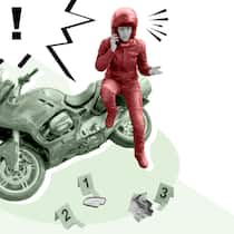 Umgekipptes Motorrad kostet Autolenkerin 3400 Franken Eine Frau im roten Overall und Motorradhelm sitzt auf einem umgestossenen Motorrad und ist am Telefonieren, während sich vor ihr auf dem Boden ausgelegt, kleine Schilder mit Nummern als Beweise befinden, die einen Unfallschaden dokumentieren - Eine Autolenkerin fährt rückwärts aus einem Parkplatz, wodurch ein neben ihr parkiertes Motorrad umkippt und einen Kratzer verursacht. Die Autofahrerin fährt weg und wird von einem Zeugen beobachtet. Wie reagieren Verkehrsteilnehmerinnen und Verkehrsteilnehmer richtig