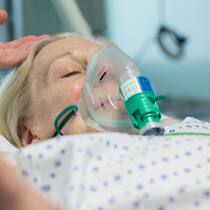 Coronavirus: Notfalls reicht mündliches Testament Frau mit Sauerstoffmaske