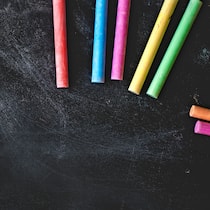Sind teure Schüler wirklich besser? Kreidestifte auf einer Tafel