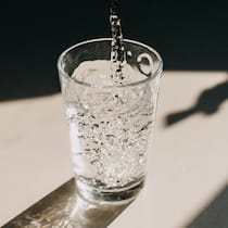 Dieses «gesunde» Wasser kann schädlich sein Ein Glas voll Wasser