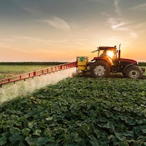 Die Stunde der Schönschwätzer Traktor versprüht Pestizide auf Feld