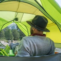 Wildcamping in der Schweiz – wo Zelte verboten sind Mann blickt aus dem Zelt: Einfach irgendwo das Zelt aufzuschlagen, ist vielerorts verboten. Eine Übersicht zeigt, in welchen Kantonen es verboten ist und was wo erlaubt ist