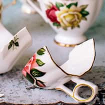 Hilfe für zerstrittene Erben Kaffeetassen mit einem floralen Muster liegen zerbrochen auf einem Tisch.
