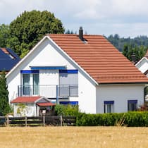So profitieren Hausbesitzer jetzt vom Verdichten Foto: Sven Thomann, 22.7.2025, Niederglatt (ZH): Einfamilienhäuser in Niederglatt. Immobilien, Miete, Wohneigentum, Hypothek, Wohnungsmarkt, Liegenschaft, Wohnhaus, Zins, Mietzins, Haus, Immobilie, Saron, Hypo, Einfamilienhaus, Themenbild, Symbolbild, Symbolfoto, SymbolbildRMS