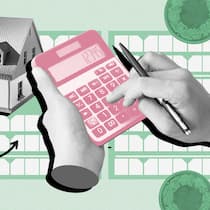 Diese Abzüge können Wohneigentümer machen Zwei Hände bedienen einen Taschenrechner vor einem Haus und Münzen. Welche Kosten einer Immobilie sich von der Steuererklärung abziehen lassen.