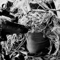 Die Schweiz sucht die Armee der Zukunft Soldat blickt durch Fernrohr - Die Schweiz erhöht die Rüstungsausgaben, um wieder verteidigungsfähig zu werden. Die Parteien wollen etwas anderes. Und der Bund alles aufs Mal