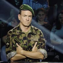 Mit den eigenen Waffen geschlagen Kabarettist Vincent Kucholl in der Rolle des stellvertretenden Waffenplatzkommandanten