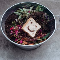 Grün genug für den Grünkübel? Küchen- und Gartenabfälle sind in einem Kessel zum Kompostieren bereit gemacht.