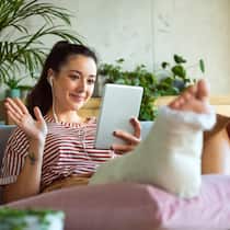Was heisst es, wenn ich beim Prozess als Straf- oder Zivilklägerin mitwirke? Eine junge Frau sitzt mit einem Tablet auf dem Sofa und telefoniert lächelnd in die Kamera, währen sie ihren einbandagierten Fuss auf einem Kissen hochgelagert hat. Wer durch einen Unfall verletzt wird, erhält allenfalls die Möglichkeit, gegen den Verursacher als Straf- oder Zivilklägerin aufzutreten. Was heisst das aus rechtlicher Sicht im Detail?