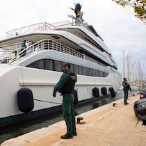 Oligarchen enteignen? Gar nicht so einfach … Bewaffnete Gardisten stehen vor einer luxuriösen Jacht namens Tango am Hafen von Palma de Mallorca. Die Jacht soll einem russischen Oligarchen gehören.