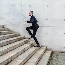Ein Spaziergang bringt viel mehr als die 10’000-Schritt-Regel Mann steigt die Treppe hoch - Jahrelang hiess es, wir sollten 10’000 Schritte pro Tag gehen, um gesund zu bleiben. Aktuelle Studien zeigen, dass es gar nicht so viel braucht. Aber: Es gibt einen Fehler, den Sie vermeiden sollten