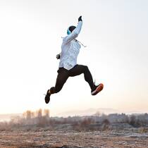 Wie wir unser Gehirn überlisten Ein Mann springt beim Joggen in die Luft.