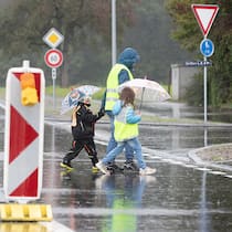 «Zur Sicherheit: Macht keinen Zebrastreifen!» Hünenberg: Der Zebrastreifen an der Sinserstrasse wurde bei der Sanierung entfernt. 20 Schulkinder müssen aber über diese Strasse zur Schule.