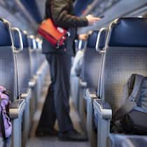 Verkehrsbetriebe sollen Schwarzfahrer nicht mehr anzeigen Billetkontrolle im Zug - Schweizer Gefängnisse sind voll. Wer Bussen nicht bezahlt, landet hinter Gittern. Weil die Politik nicht handelt, will ein Verein Inhaftierte nun freikaufen und die Verkehrsbetriebe in die Pflicht nehmen