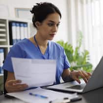 Teure Ärzte? Jetzt pfeift das Bundesgericht Krankenkassen zurück Medizinerin vor dem PC - Die Krankenkassen scheitern erneut beim Versuch, bei Ärzten Geld zurückzuverlangen. Das Bundesgericht gibt einer Zürcher Ärztin recht und rügt die Berechnungsmethode der Versicherungen