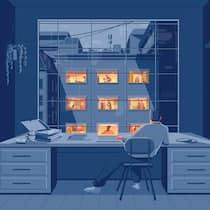 Was tun, wenn die Psyche streikt? Ein Angestellter sitzt zu Hause in seinem Büro, sein Blick ist zur grossen Fensterfront vor ihm gerichtet. Gegenüber steht ein Wohnblock mit hell erleuchteten Fenstern und Konturen von Personen, die wegen der Dämmerung zu sehen sind.