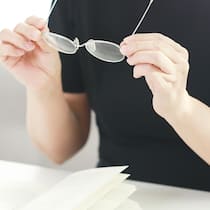 Dank Spenden eine neue Brille Frau hält Brille in der Hand