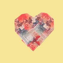 Wie hast dus mit dem Geld, Schatz? Collage 20 Franken-Noten in der Form eines Herzes. Geld und Liebe passen nicht zusammen? Wer das glaubt, riskiert viel. Zeit für zwei Lektionen.