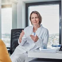 Umstrittene Änderungen per 2022 Eine medizinische Gutachterin spricht mit einer Patientin.