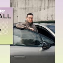 Jaguar-Garage fährt 950 km im Kundenauto Collage mit Jaguarbesitzer und Podcast-Logo - ein St. Galler IT-Spezialist entdeckt, dass sein Jaguar während einer Reparatur für private Zwecke gefahren wurde – etwa für Restaurantbesuche. Alles ohne Zustimmung. Der Podcast zu diesem Fall