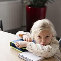 Mit fremden Kindern schimpfen – aber richtig Kind macht Grimmasse in die Kamera - Dass man bei den eigenen Kindern den Ton mal anhebt, ist gesellschaftlich jedoch akzeptiert. Wie aber sieht es aus, wenn uns fremde Kinder den letzten Nerv rauben?