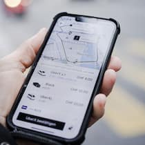 Stop-and-go mit Uber Mann nutzt Uber-App in der Stadt Zürich
