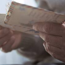Das Millionenerbe eines unbekannten Verwandten Älterer Mann hält Couvert in der Hand