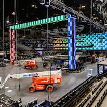 Voyage, Voyage – der ESC im Klimacheck Aufbauarbeiten in der St. Jakobshalle - Der ESC gibt sich Mühe, klimaschonend zu sein. Nur blöd, dass so viele Gäste mit dem Flugzeug anreisen. Auf der Bühne spielt die Umwelt derweil eine Nebenrolle. Das war früher anders