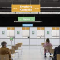 Wie viele Geimpfte wird es brauchen? Empfangsbereich im Impfzentrum Bernexpo in Bern