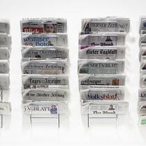 Ein Paket voller Fragen Schweizer Tageszeitungen in einem Zeitschriftenhalter