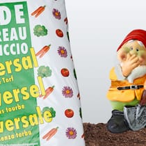 Spuren von Giftstoffen in gekaufter Erde gefunden Ein Sack Universalerde und ein Gartenzwerg, der sich die Nase zuhält
