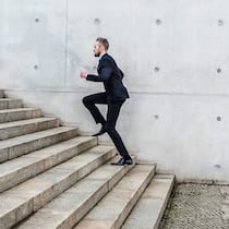 Schluss mit Schritte zählen! Gehen Sie einfach 15 Minuten am Stück Mann steigt die Treppe hoch - Jahrelang hiess es, wir sollten 10’000 Schritte pro Tag gehen, um gesund zu bleiben. Aktuelle Studien zeigen, dass es gar nicht so viel braucht. Aber: Es gibt einen Fehler, den Sie vermeiden sollten