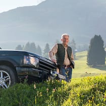 Garagist bringt Kunden in Gefahr Caspar Ruetz neben seinem Land Rover in Obersaxen GR