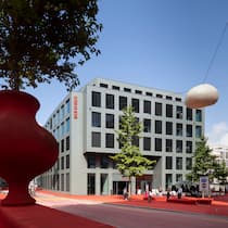 Als Genossenschafterin an der Bank beteiligen? Hauptsitz der Raiffeisenbank um den Raiffeisenplatz in St. Gallen.