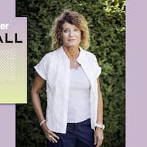 Stellt sich gegen prominenten Arzt: Prix-Courage-Kandidatin Manuela Eggli Porträt von Manuela Eggli mit dem Podcast-Logo - Manuela Eggli litt jahrelang an den Folgen einer Rücken-OP. Doch dann wandte sich die Bernerin an die Öffentlichkeit – und der Arzt musste sich vor Gericht verantworten. Ein Gespräch mit der Kandidatin für den Prix Courage 2026