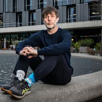 Wenn die Angst der Ahnen im eigenen Körper weiterlebt Marcel Meury sitzt auf einem Brunnen - Ein Trauma der Eltern und Grosseltern prägt das Leben der Nachkommen. Der Basler Regisseur Marcel Meury spürte das am eigenen Leib. Mit einem Dokfilm stellt er sich den Gespenstern seiner Vergangenheit
