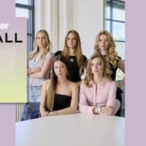 Influencerinnen kämpfen gegen Deepfakes – nominiert für den Prix Courage Collage: die Influencerinnen und das Podcast-Logo - Fünf Influencerinnen erstatten Anzeige gegen Männer, die Deepfakes von ihnen erstellt haben. Trotz geringer Chance auf ernsthafte Konsequenzen für die Täter. Dafür sind Agnes, Faye, Nathi, Alisha und Franny für den Prix Courage nominiert
