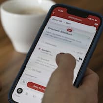 Mit diesen Tipps reisen Sie bei den SBB zum halben Preis SBB-App auf Handy - Wer das komplizierte Tarifsystem der SBB durchschaut, kann beim Zugfahren in der Schweiz massiv Geld sparen