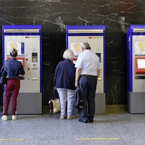 Ist der ÖV in der Schweiz wirklich billiger als im Ausland? Verschiedene Personen an Ticketautomaten