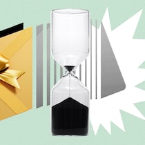 Vorsicht, Ihr Gutschein hat ein Ablaufdatum! Eine Geschenkkarte neben einer Sanduhr vor grünem Hintergrund. Wann Geschenkbons ihre Gültigkeit verlieren.