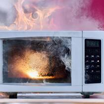 Mikrowelle verursacht Brand, Herstellerin zahlt nicht Brennende Mikrowelle