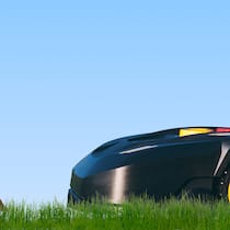 Maschinen ohne Moral Ein Rasenroboter nähert sich einem Igel