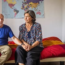 Und plötzlich sind die Kinder weg Die Eltern im ehemaligen Zimmer des Sohns.